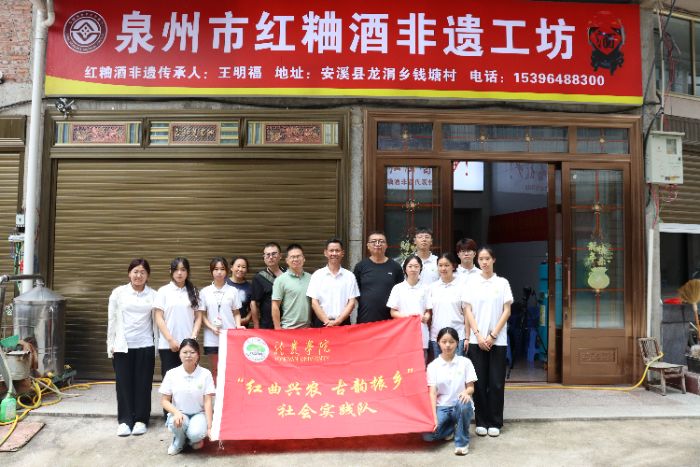 實踐團隊與傳承人王福明工坊前合影