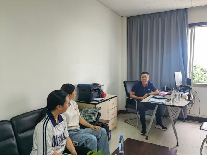 圖為團隊成員采訪四川燕京啤酒有限公司領導。何希喬 供圖